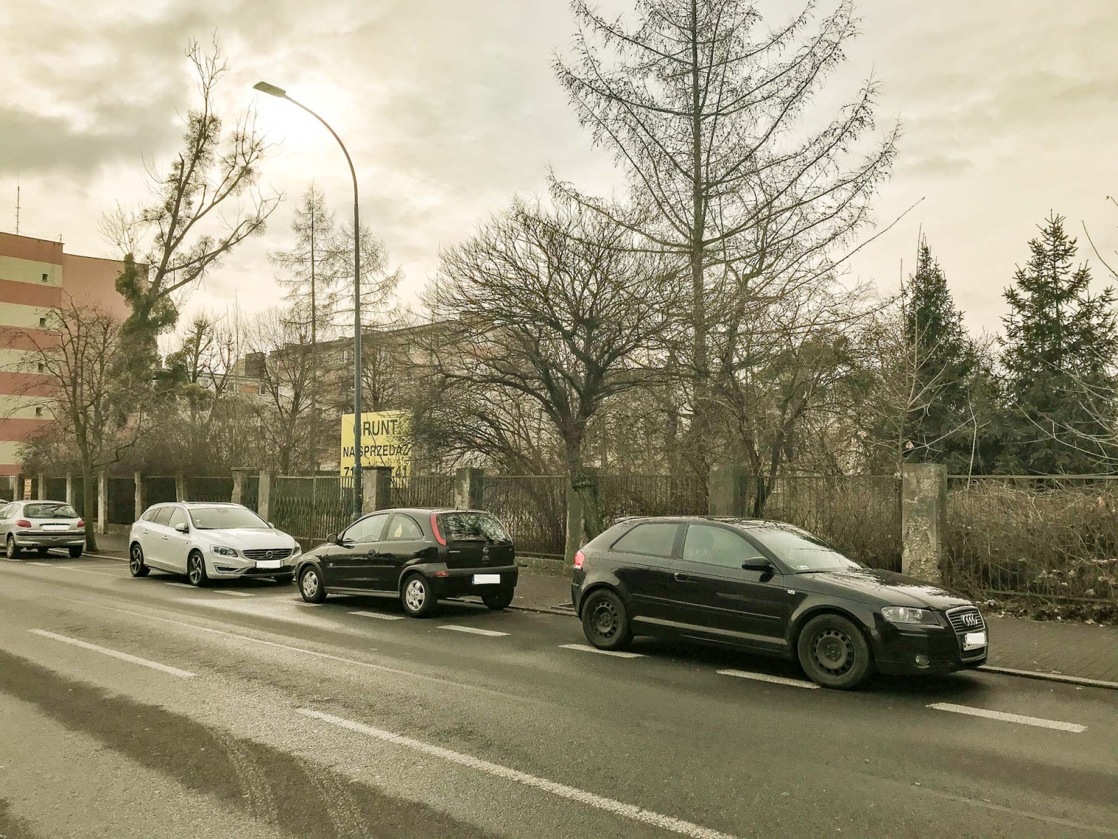 Słynna działka przy Ogrodowej i Odpoczynkowej mocno przeceniona