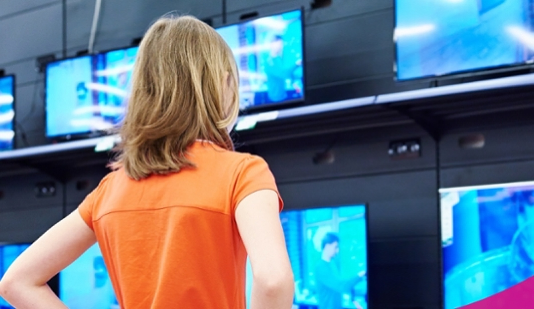 телевизионная аппаратура. женщина режиссер постановщик картинка для детей. телевидение. телевидение где учиться.