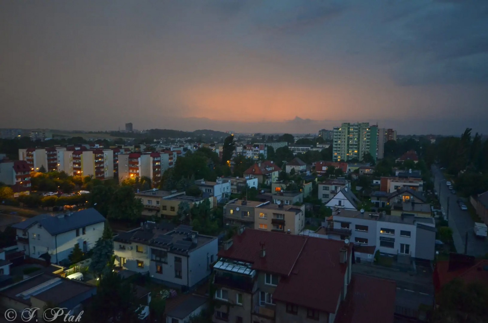IMGW ostrzega przed burzami w powiecie raciborskim. Możliwe silne opady i wiatr do 90 km/h