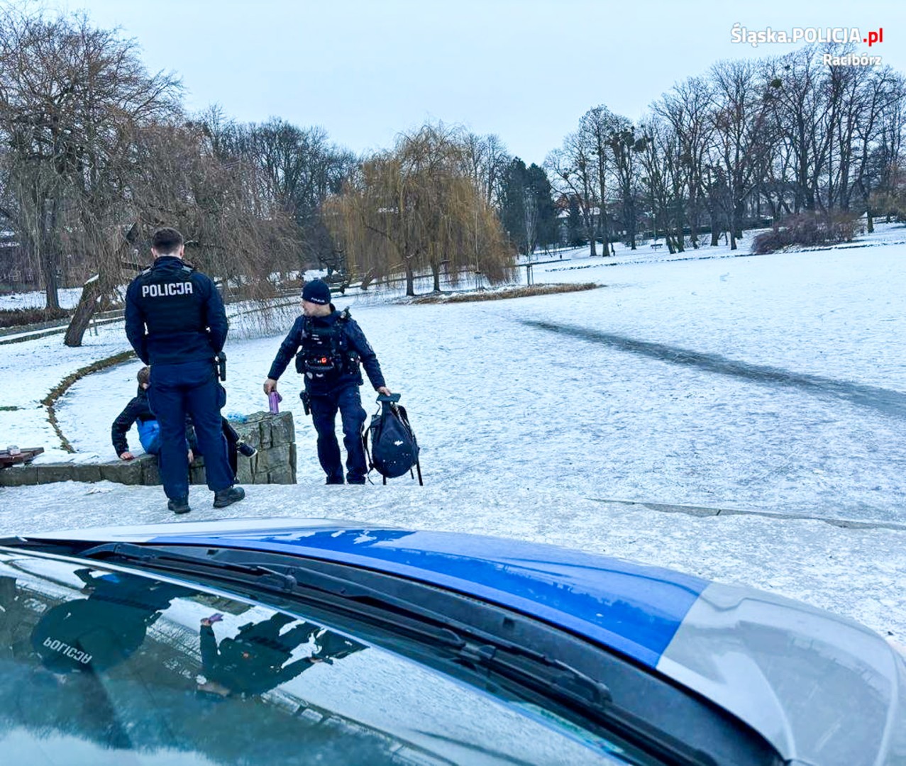 Zamarznięte zbiorniki wodne to śmiertelne zagrożenie. Apel o rozwagę i odpowiedzialność