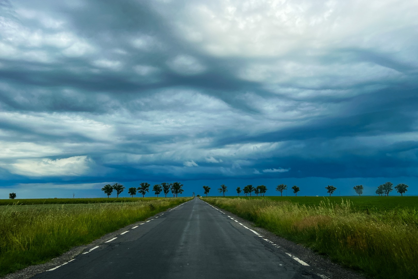 Burze z gradem i silnym wiatrem w powiecie raciborskim – ostrzeżenie IMGW