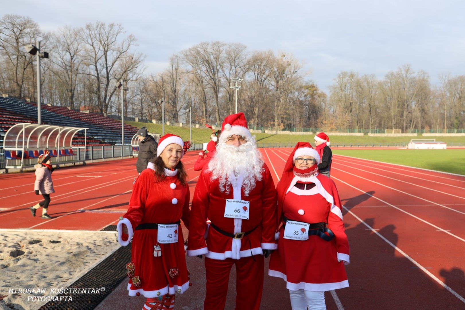 Bieg Mikołajkowy z Justyną Święty-Ersetic na stadionie OSiR
