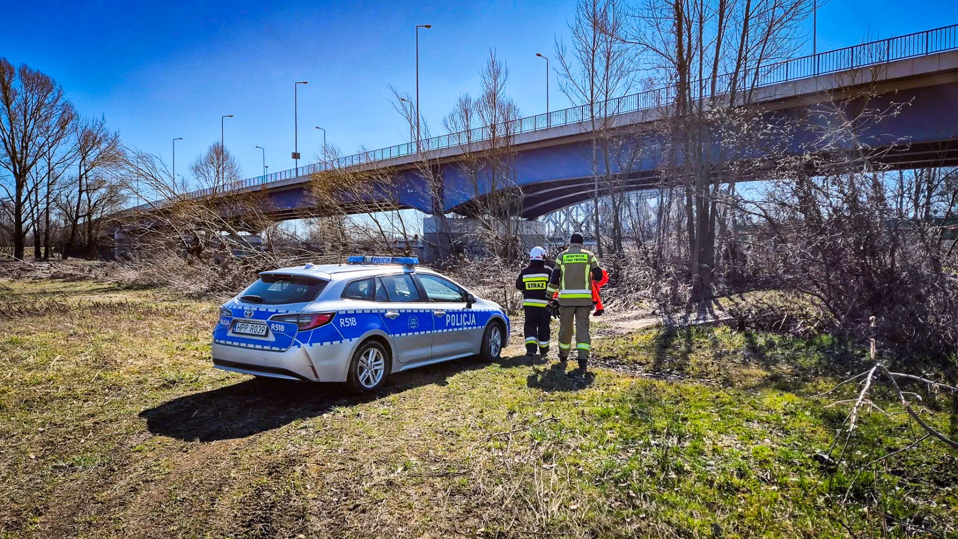 Interwencje straży pożarnej w powiecie raciborskim. Pożar trawy i działania nad Odrą