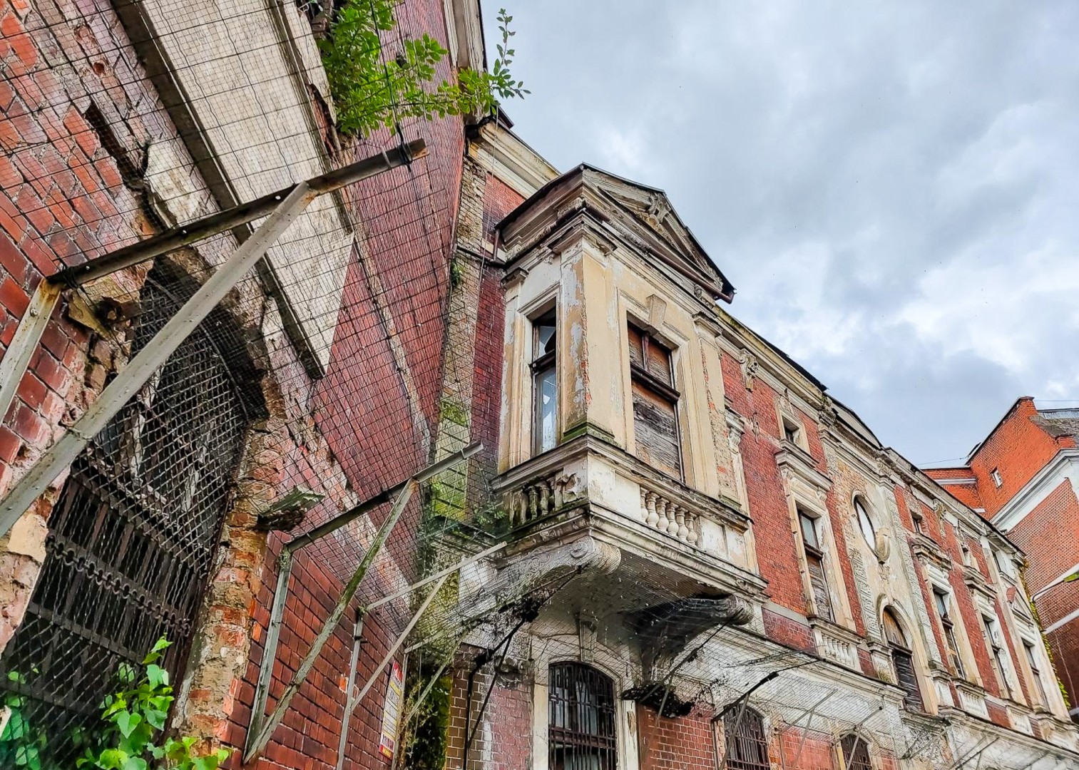 Dawna winiarnia Przyszkowskich przy Zborowej wystawiona na sprzedaż