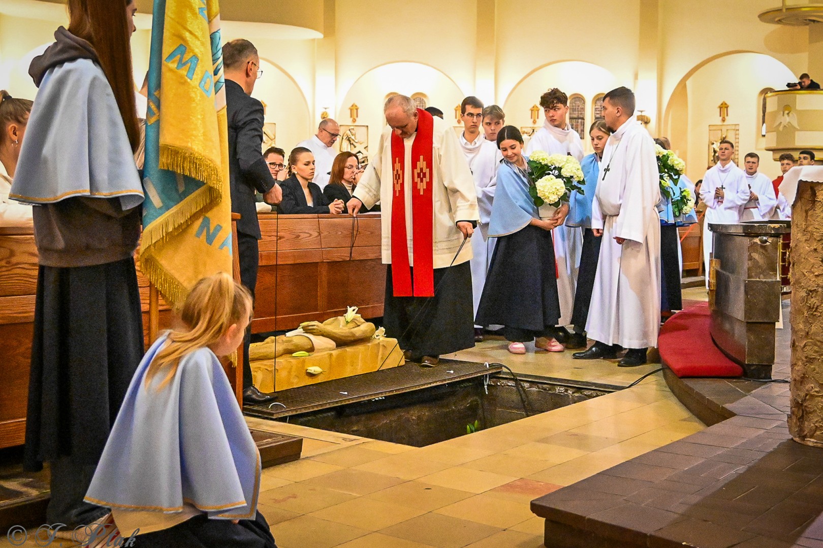 Zaskakująca aranżacja Grobu Pańskiego w kościele NSPJ w Raciborzu [FOTO]