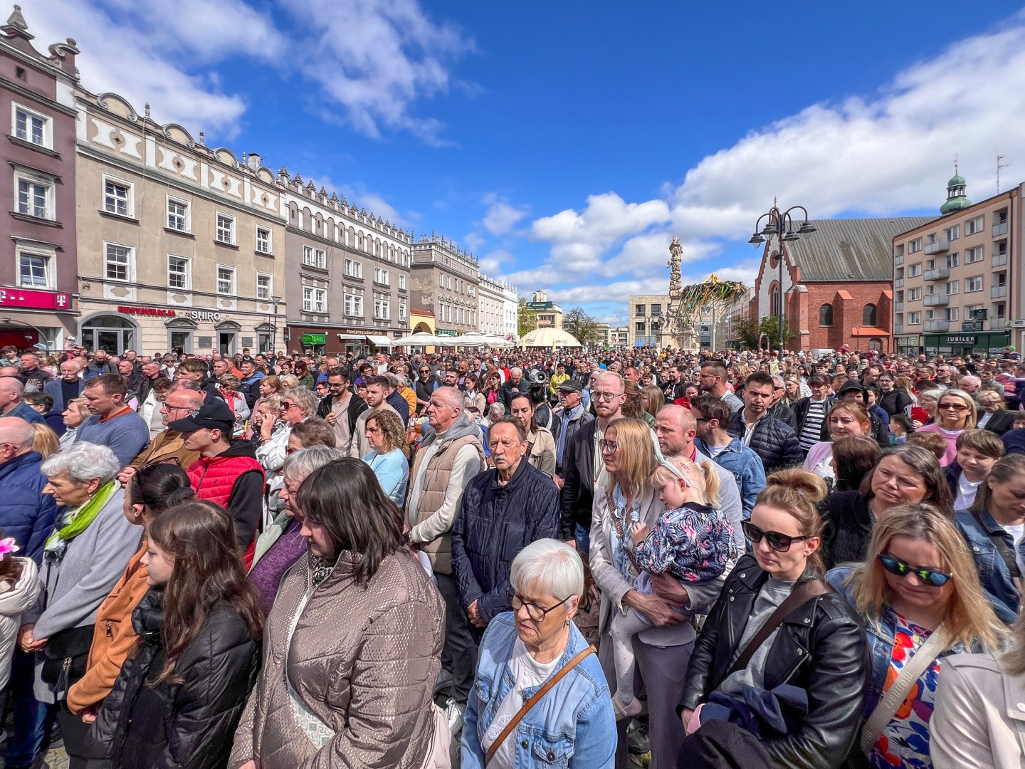 Wspólna modlitwa, święcenie pokarmów, zapach pysznego żurku i rodzinna atmosfera na raciborskim Rynku [FOTO i WIDEO]