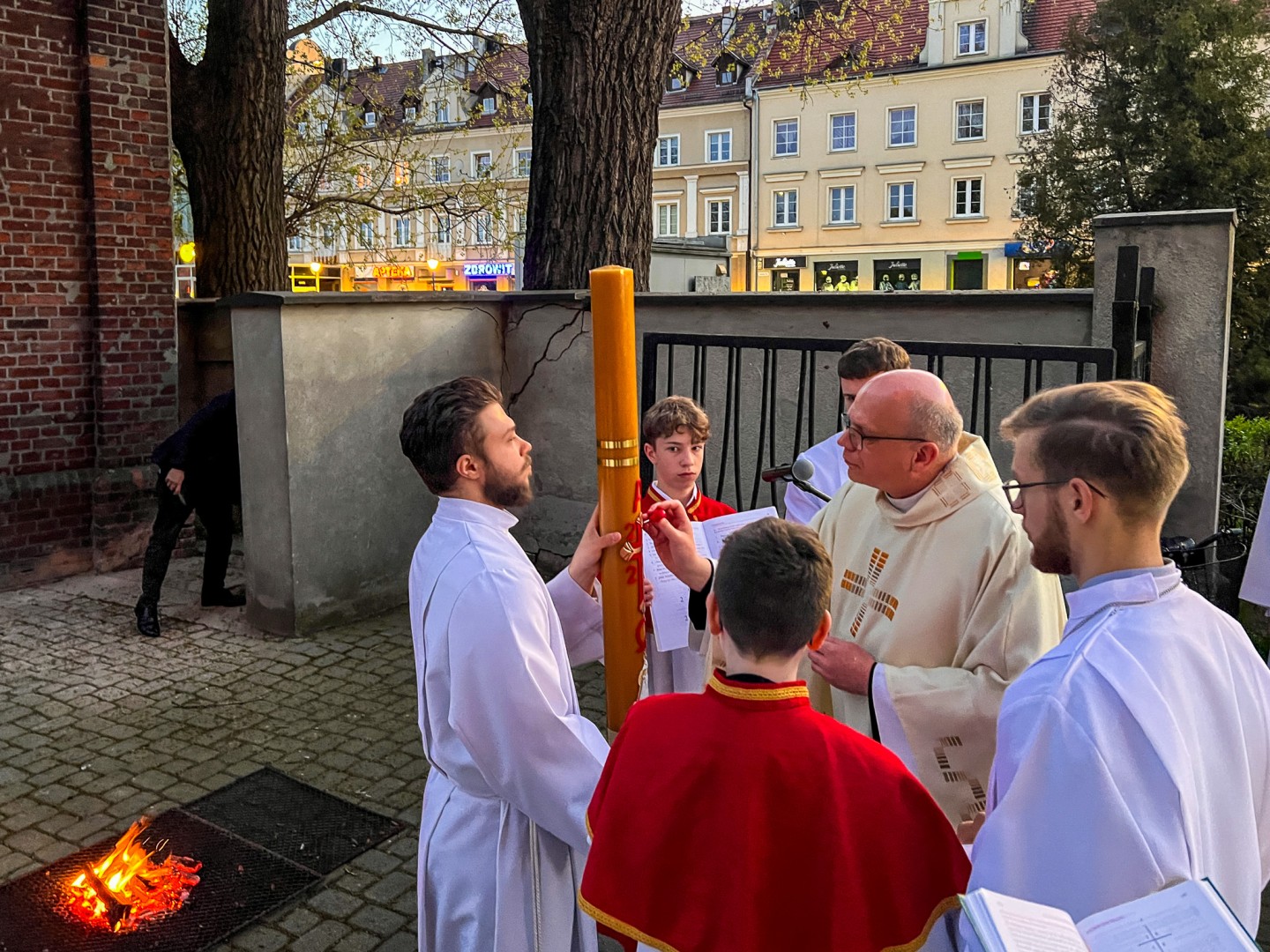 Światło Chrystusa z serca Raciborza: Wigilia Paschalna w Kościele WNMP [WIDEO]