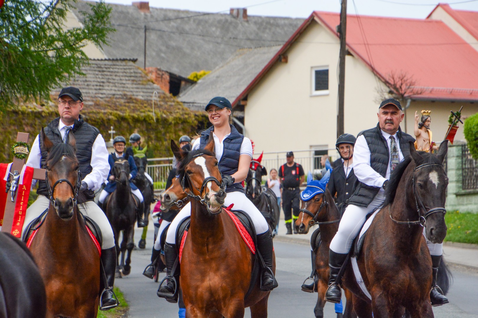 Morawskie dziedzictwo, konie i goście honorowi – wielkanocna procesja w Pietrowicach Wielkich [FOTO i WIDEO]