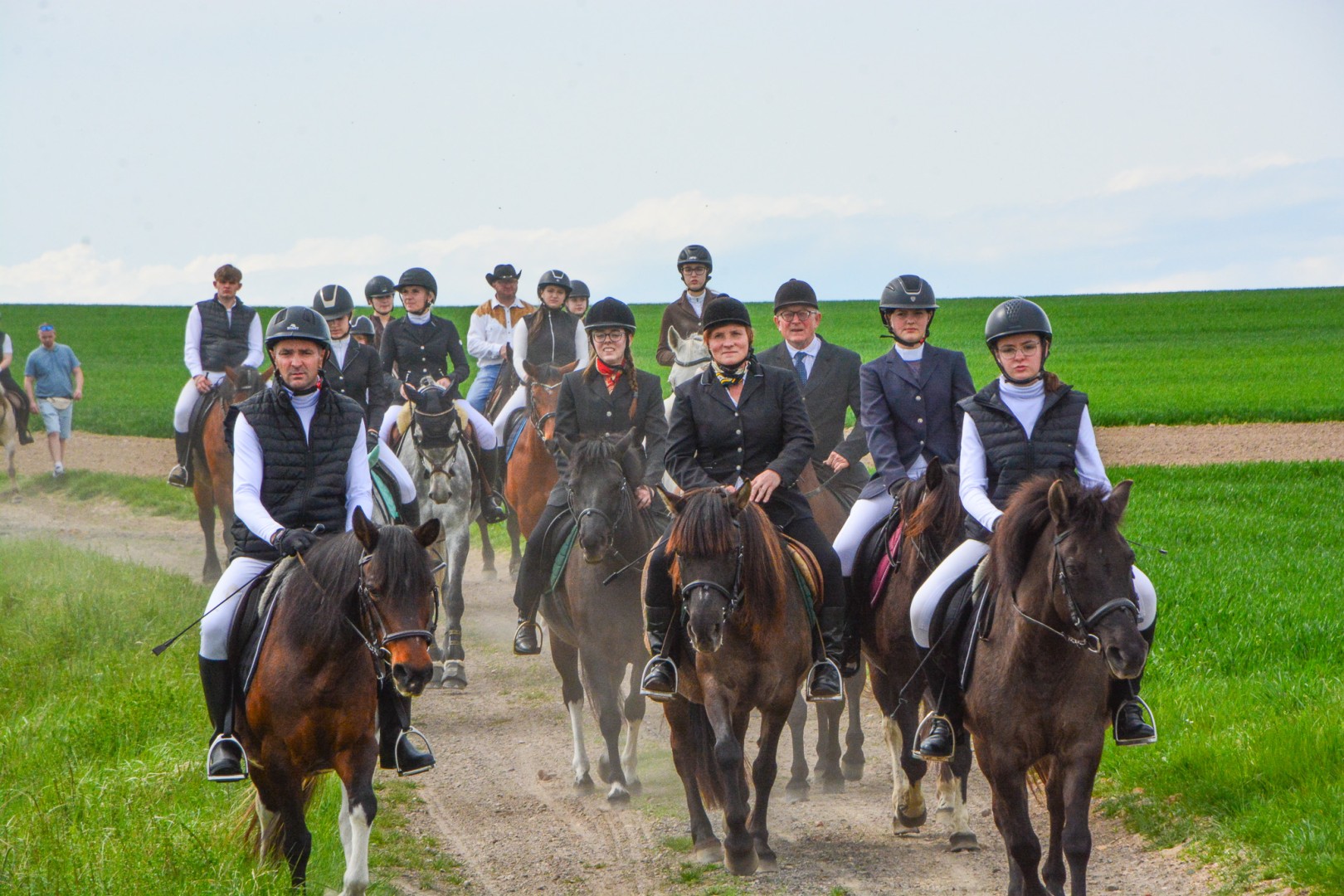117 koni doliczono się podczas wielkanocnej procesji konnej w Bieńkowicach [FOTO i WIDEO]