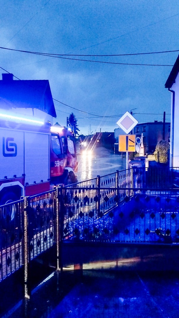 Drogi pod wodą po burzach. Strażacy interweniowali w Cyprzanowie i Pawłowie