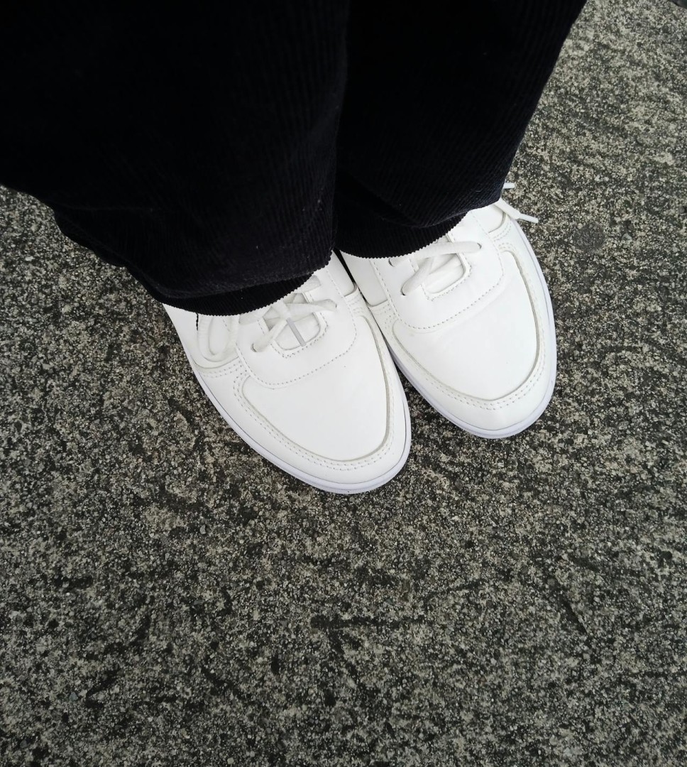 Do czego pasują białe sneakersy? Jak je stylizować, by wyglądać modnie?