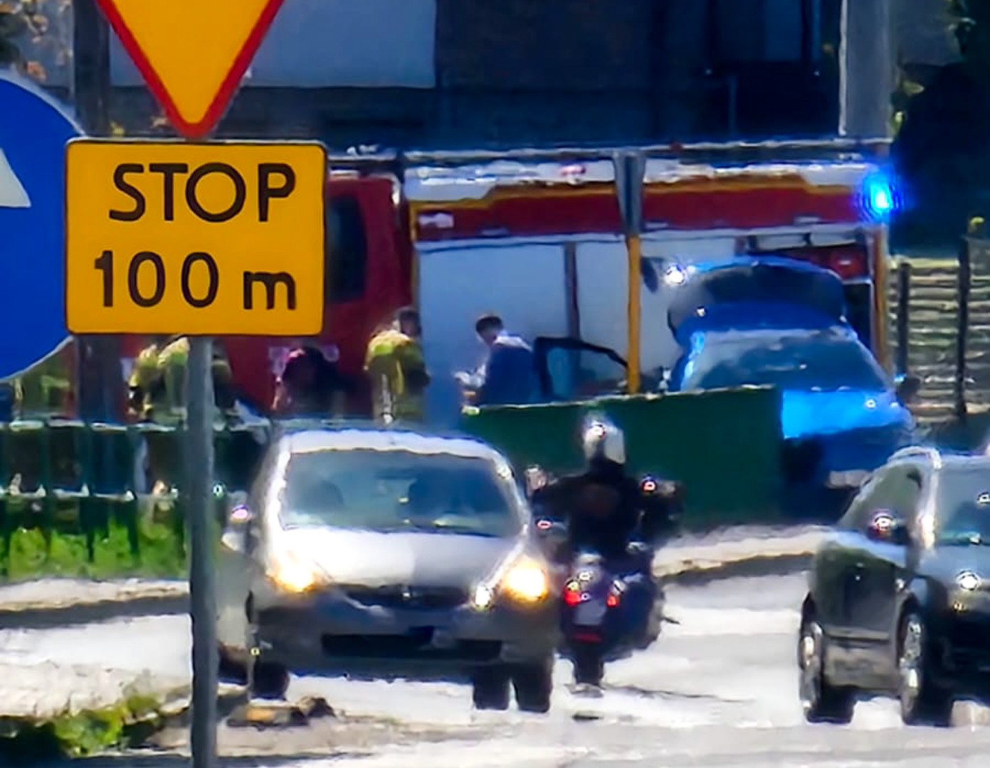 Interwencje straży pożarnej w powiecie raciborskim: kolizja, zwisający konar i pożar naczepy