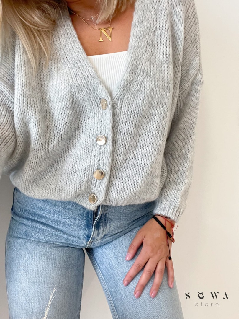 Szary sweter – ponadczasowy element kobiecej garderoby