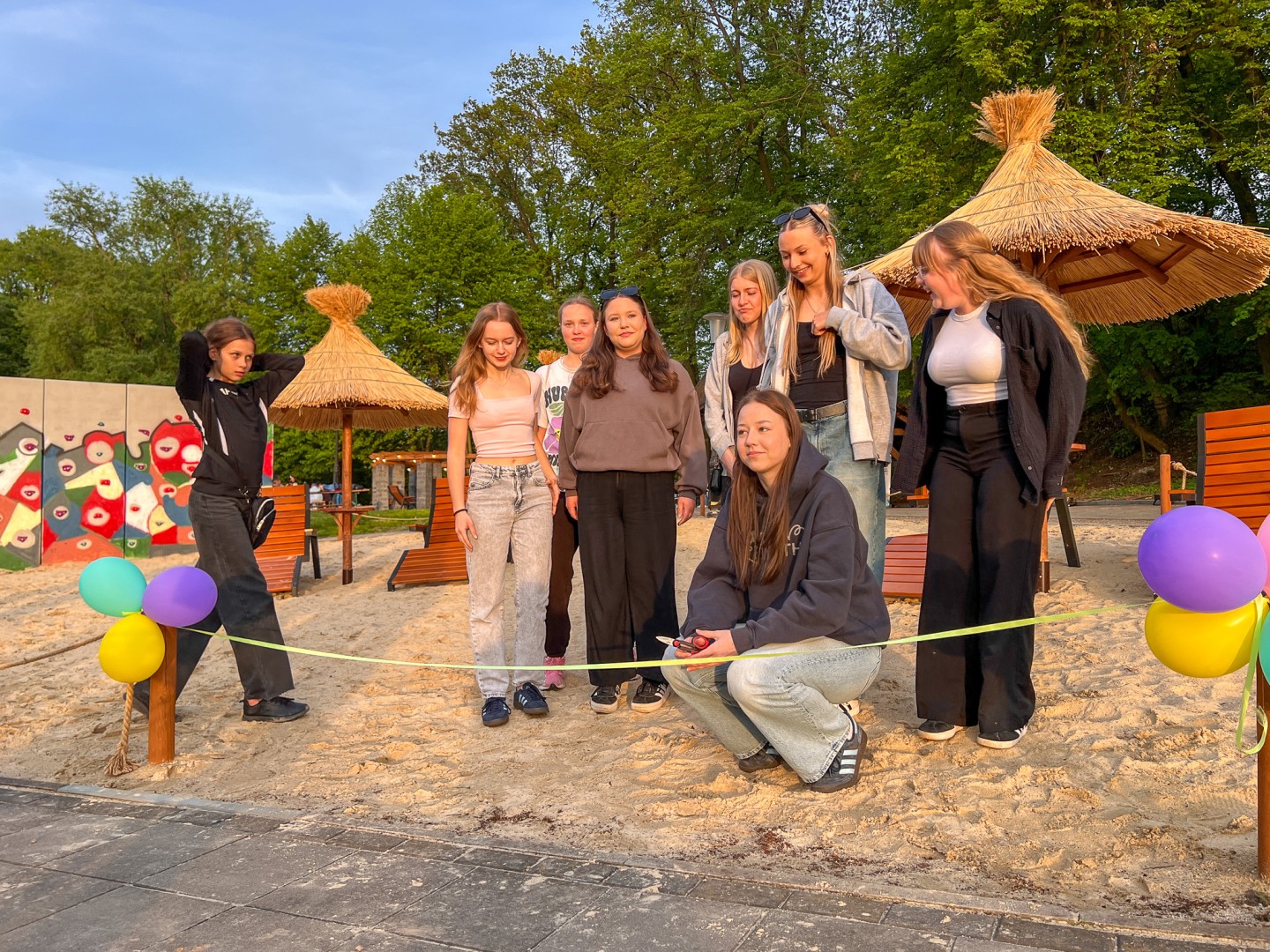 Plaża w Kornicach już czynna! Wielkie otwarcie z muzyką, muralem i zabawą do północy [WIDEO]