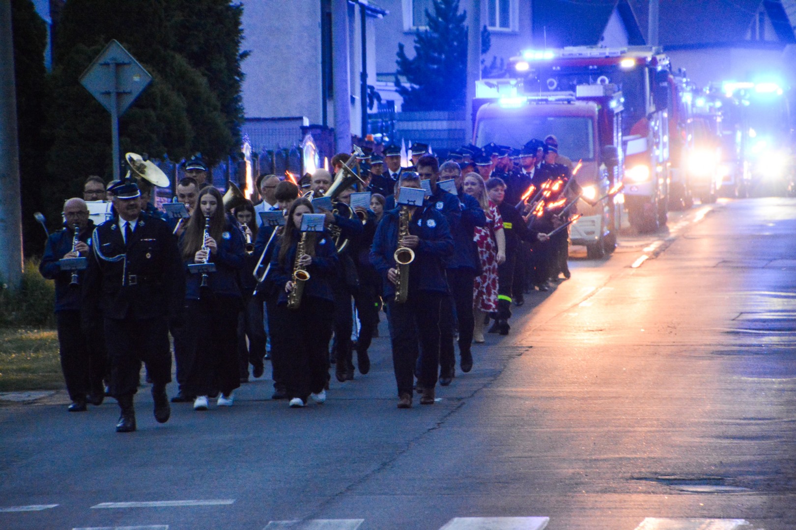 Strażackie święto w Pietrowicach Wielkich. Wójt przekazał kluczyki, a księża poświęcili nowy wóz