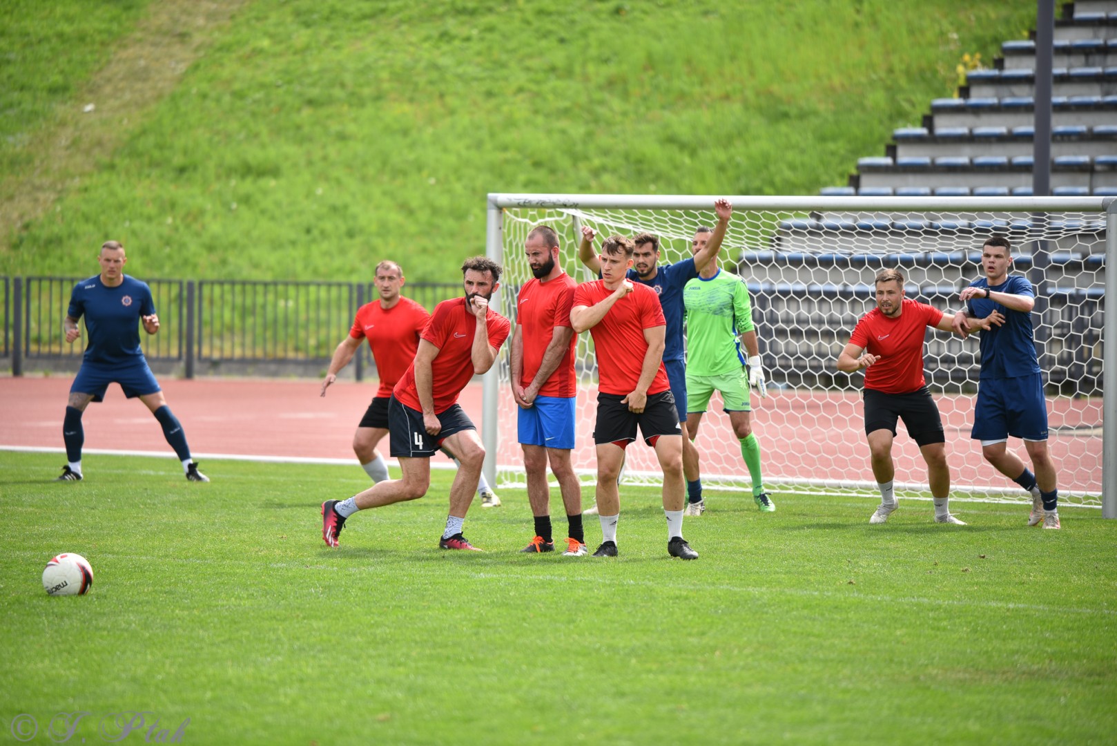 Piłkarskie zmagania śląskich policjantów na stadionie przy Zamkowej [FOTO i WIDEO]