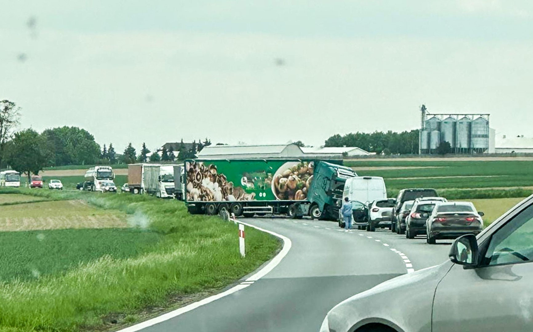 Tragiczny wypadek na DK 45. Nie żyje kierowca osobówki