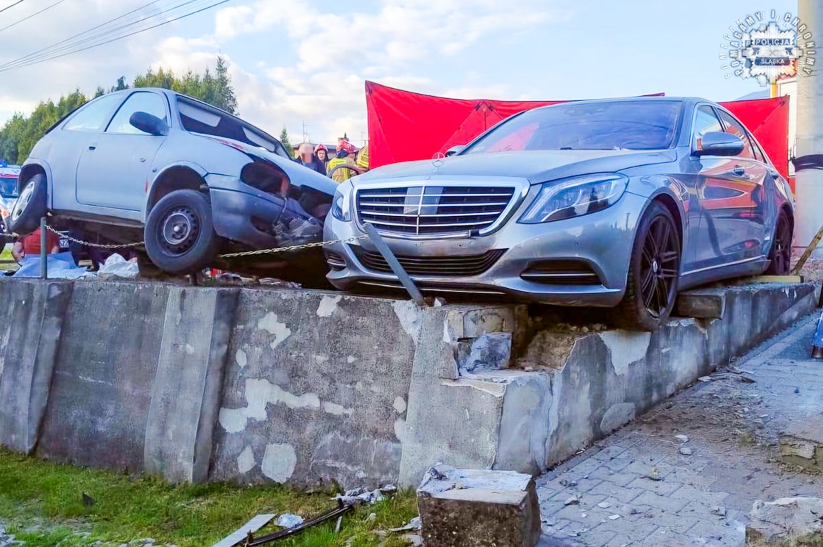 Niebezpieczny rajd ulicami Wodzisławia: uciekał przed policją z 6-letnim dzieckiem w aucie i doprowadził do wypadku