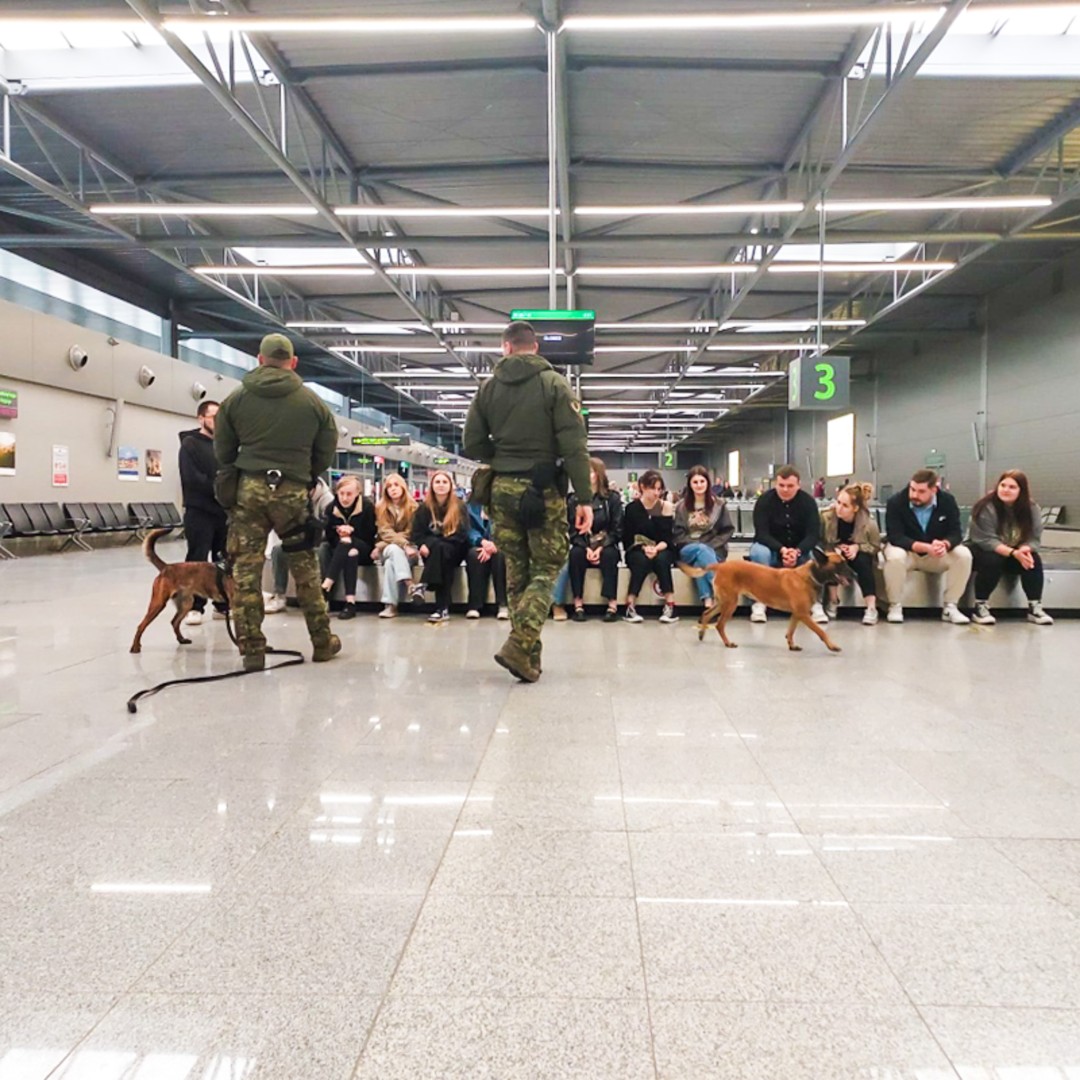 Z bliska poznali służbę na granicy – studenci ANS Racibórz na lotnisku w Pyrzowicach
