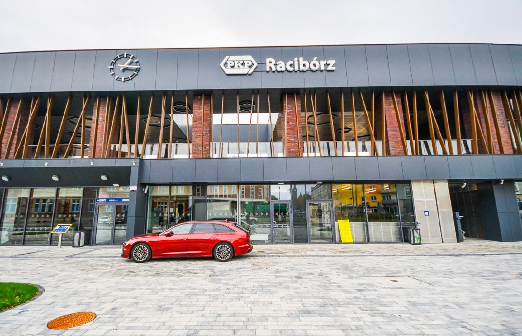 Zatoczka przy dworcu PKP i niższy krawężnik? Radny interweniuje, miasto reaguje