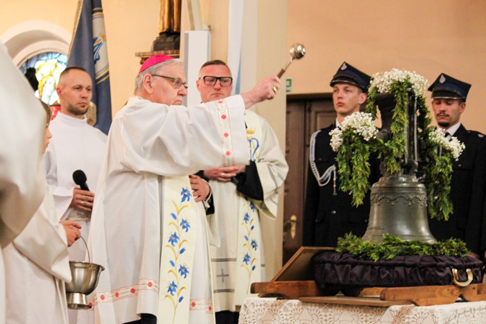 Uroczyste poświęcenie dzwonu do kaplicy w Nędzy