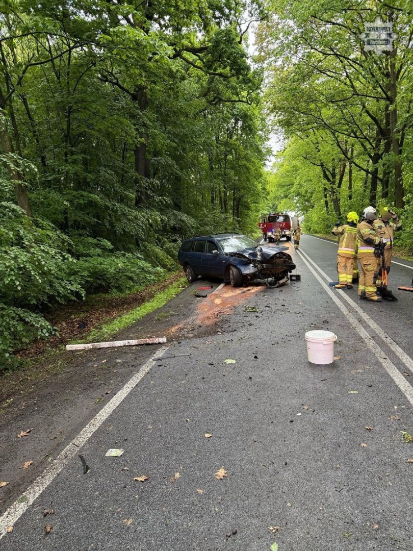 Rozbity ford w rowie, kierowca poszukiwany i pijany. Interwencja służb w Szymocicach
