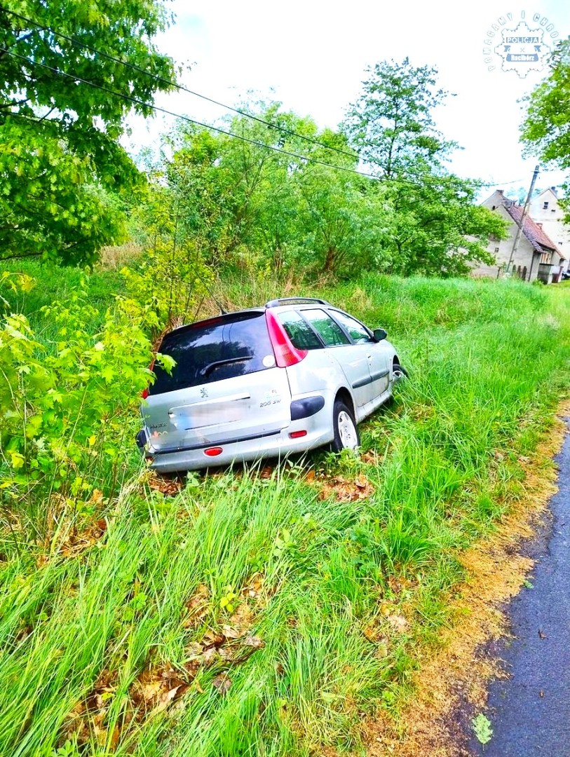 Kompletnie pijany wjechał do rowu. Na widok policjantów chciał uciec pieszo