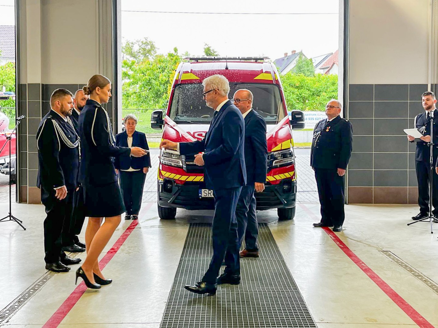 Nowy pojazd ratowniczy w służbie OSP Markowice – uroczyste przekazanie i poświęcenie sprzętu