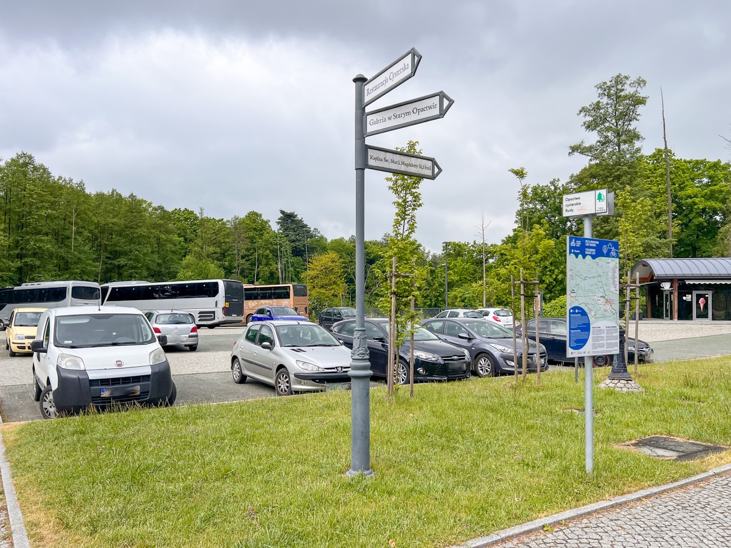 Urząd Miejski w Kuźni Raciborskiej zmienia stanowisko: nie będzie opłat za parkowanie dla mieszkańców gminy przy opactwie w Rudach