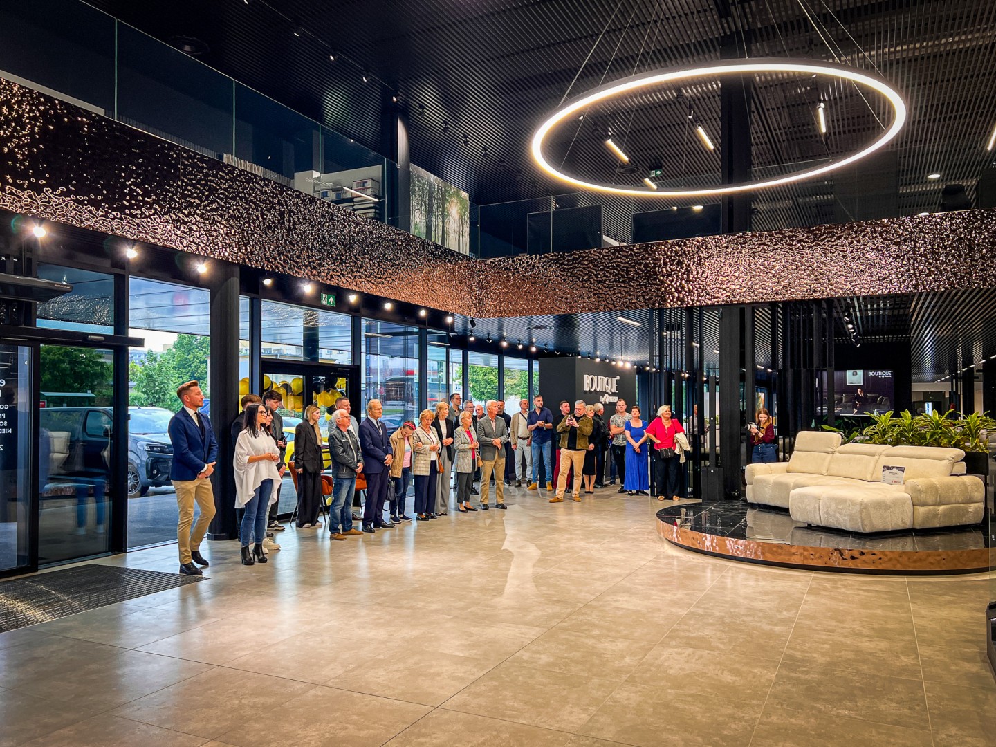 Legenda polskiej piłki na otwarciu jednego z największych salonów meblowych w regionie. Europa Meble oficjalnie rozpoczęły działalność w Raciborzu [WIDEO]