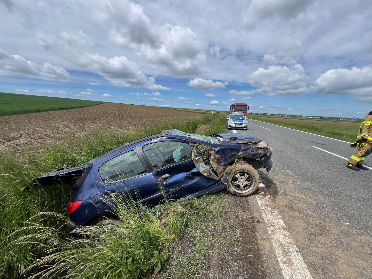 Dachowanie peugeota między Sudołem a Bieńkowicami. Kierująca trafiła do szpitala