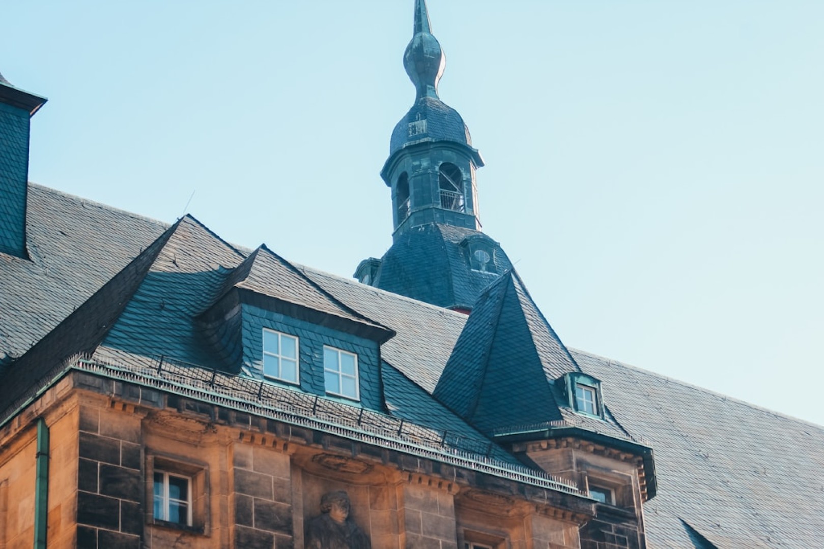 Rodzaje obróbek dekarskich, które ratują dach przed katastrofą