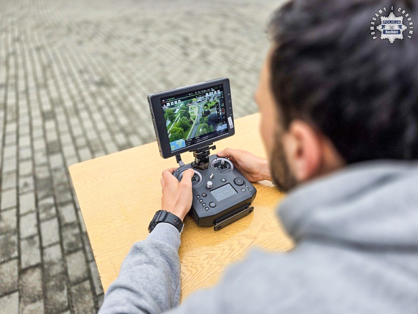 Racibórz. Dron nad przejściem dla pieszych obserwował kierowców