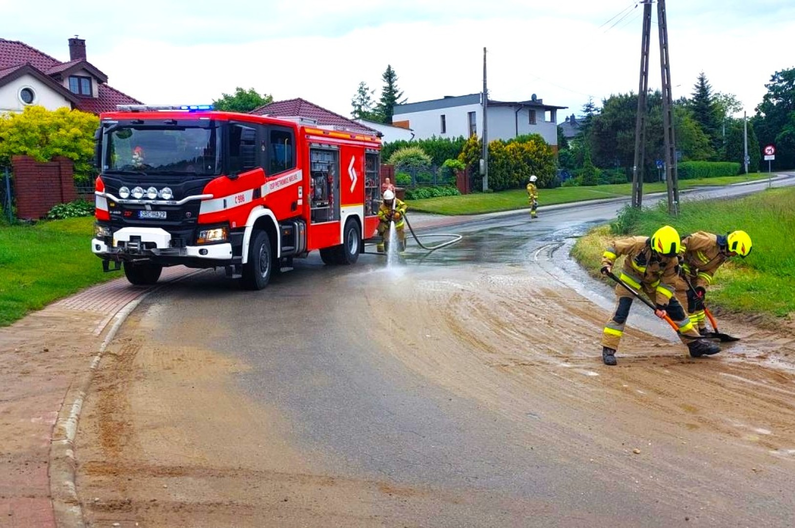 Zabłocone jezdnie, powalone drzewo i alarm w supermarkecie [RAPORT 998]