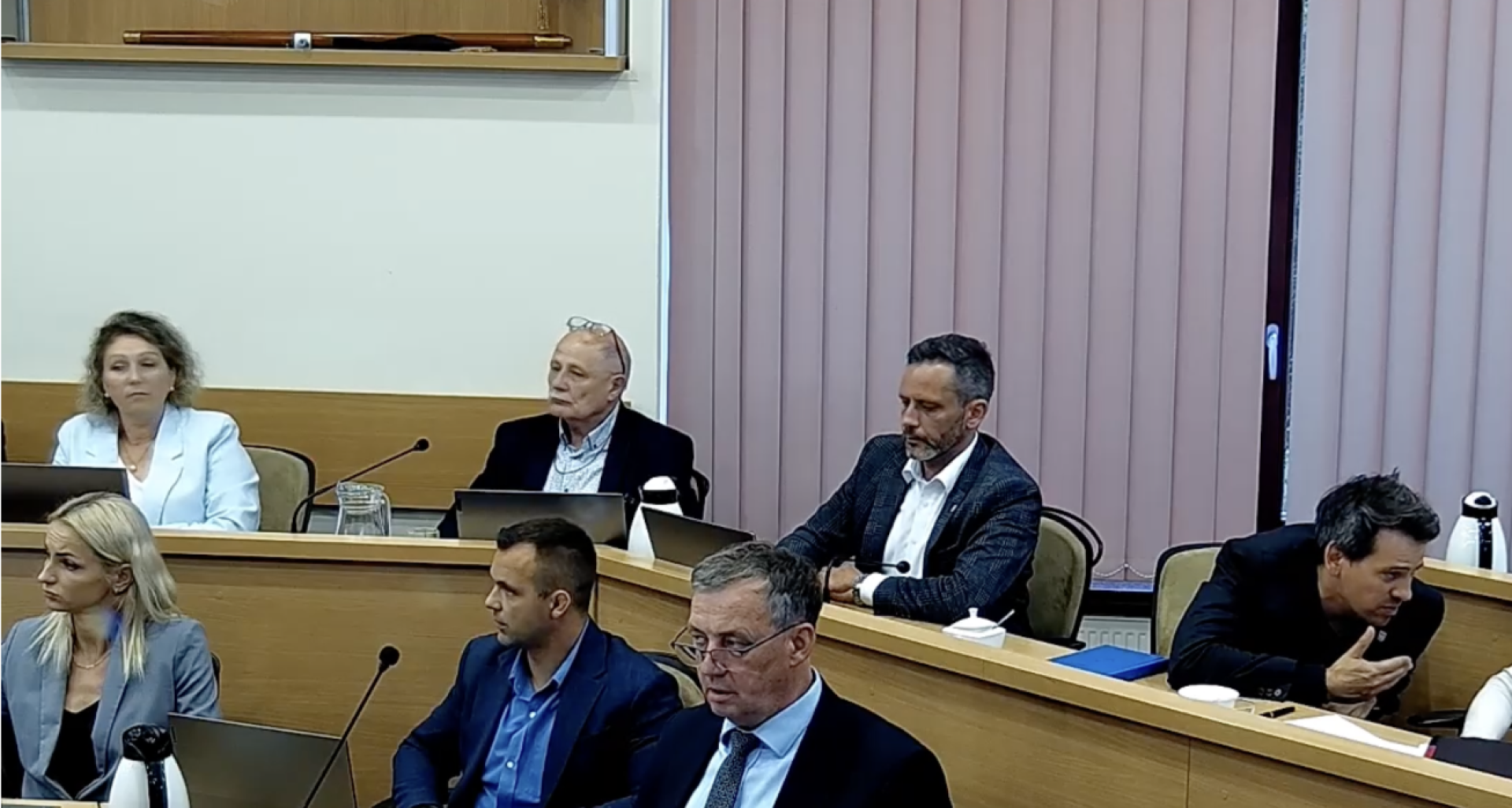 Miały być honory, a wyszła stypa. Grobowe nastroje w raciborskim samorządzie z powodu medali honorowych