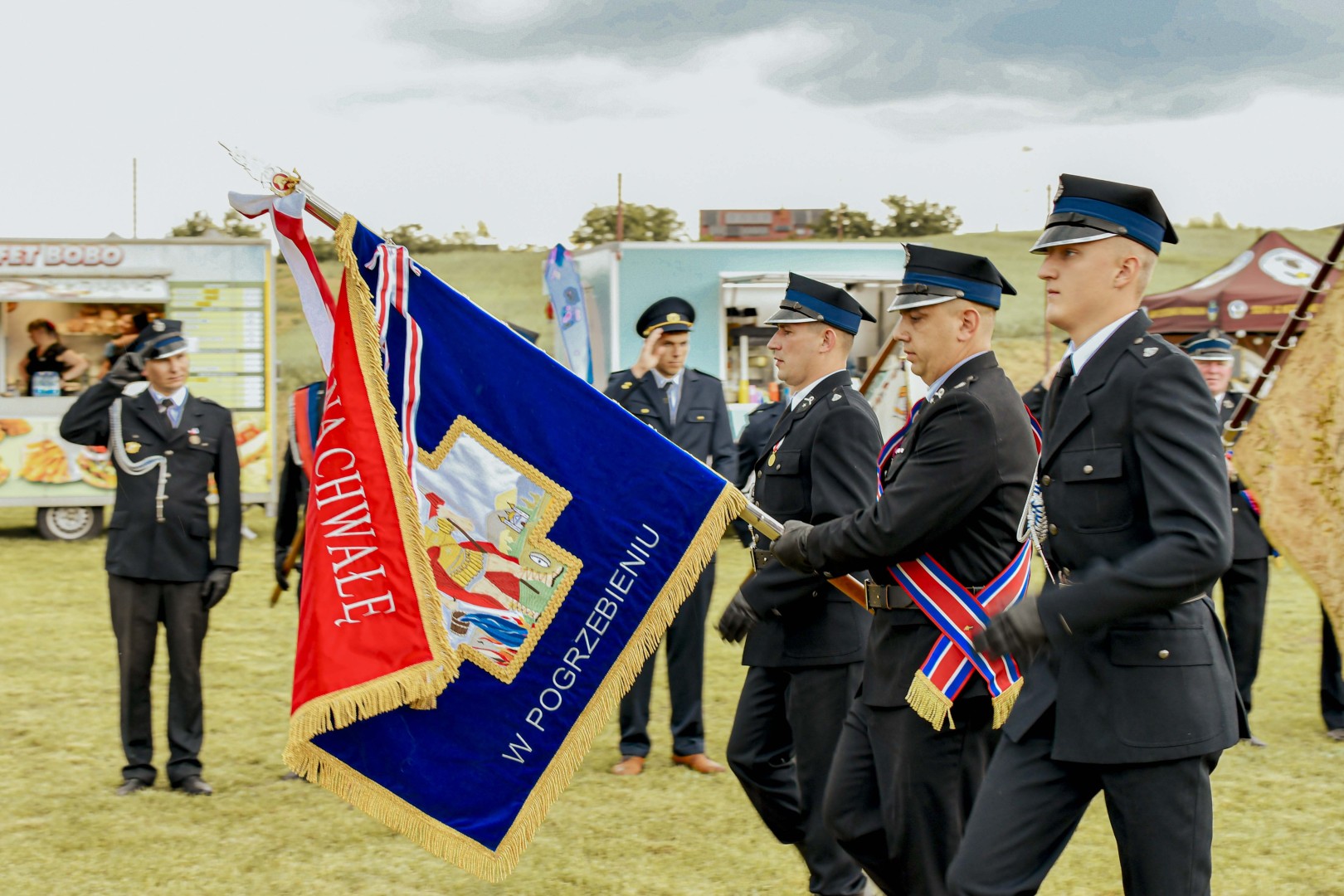 100 lat OSP Pogrzebień i nowy sztandar. Uroczystości z odznaczeniami i czeskim akcentem