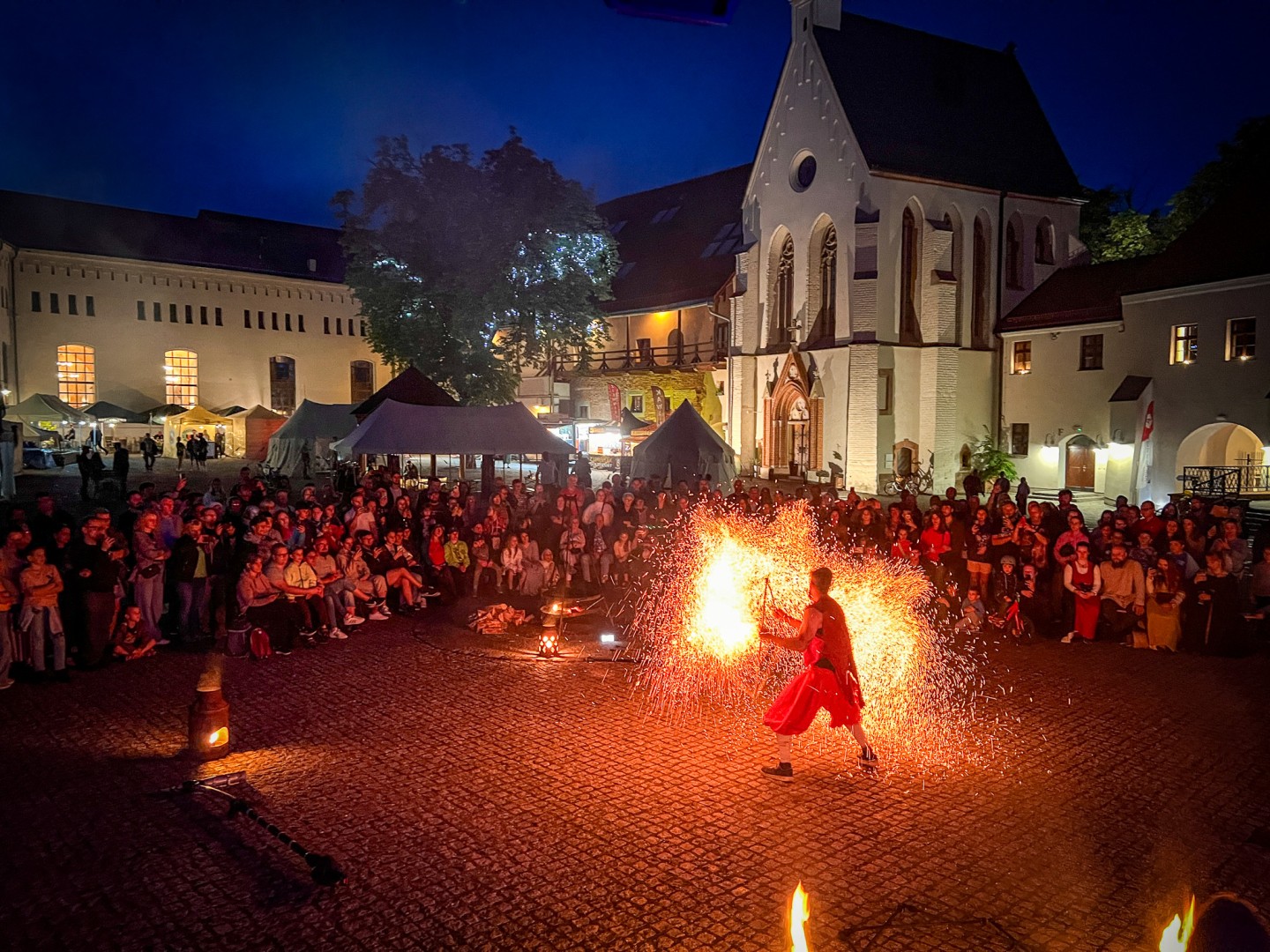 Fireshow Dante rozgrzało raciborski zamek. Spektakularny pokaz przyciągnął tłumy [WIDEO]