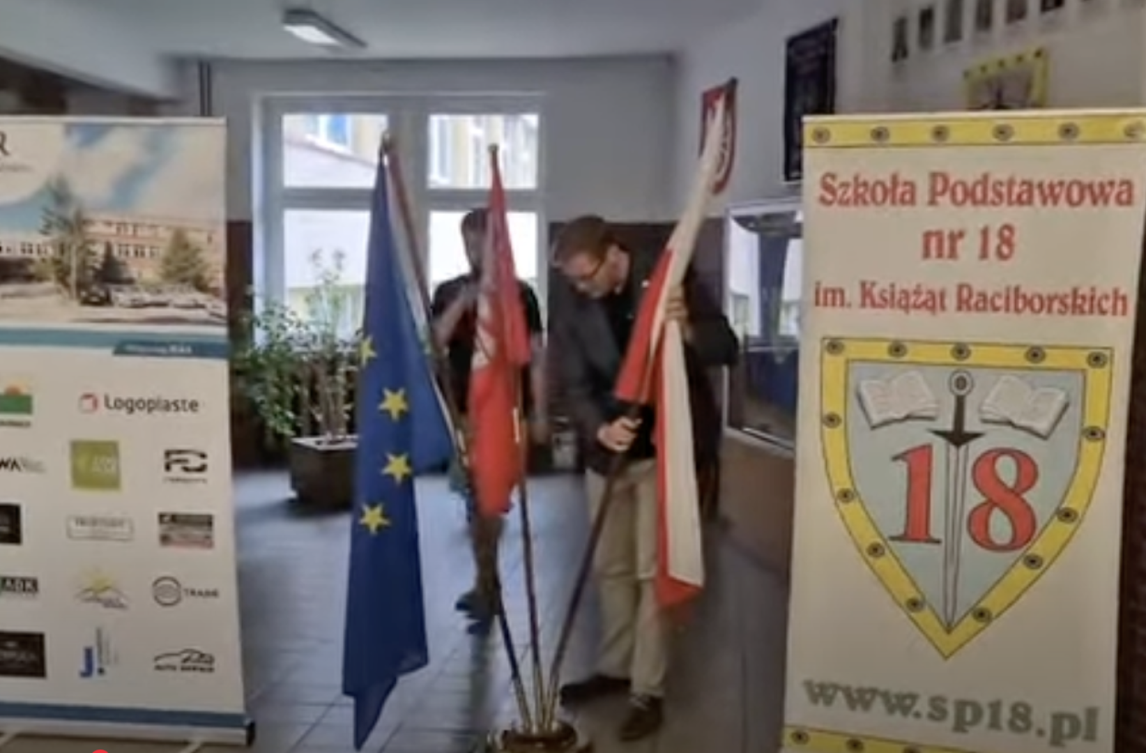 Poseł M. Woś usuwa niemiecką flagę z SP 18. Dyrektor tłumaczy, iż szkoła współpracuje z placówką z Roth