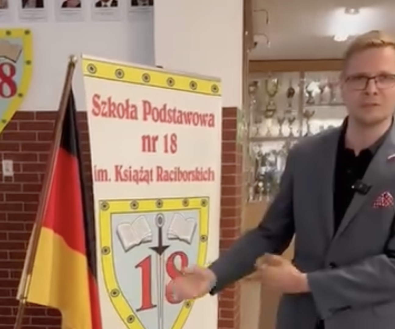 Spór o flagę. Oświadczenie dyrektora SP 18 i posła Michała Wosia