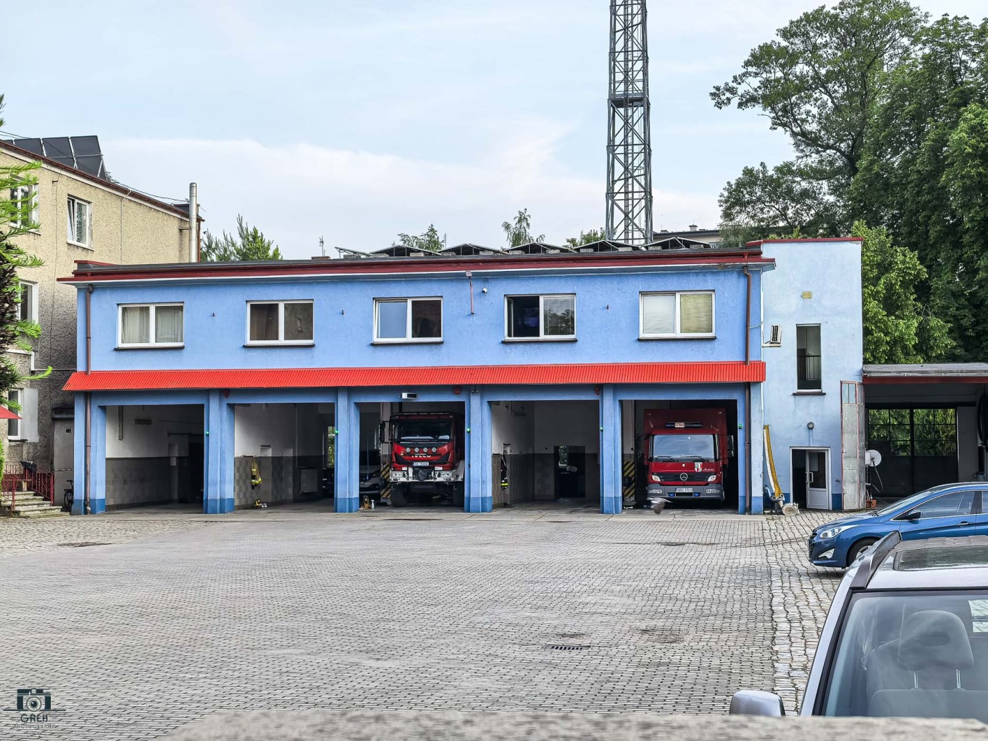 Zalane piwnice, zwisające konary, pochylone drzewo. Intensywna środa raciborskich strażaków