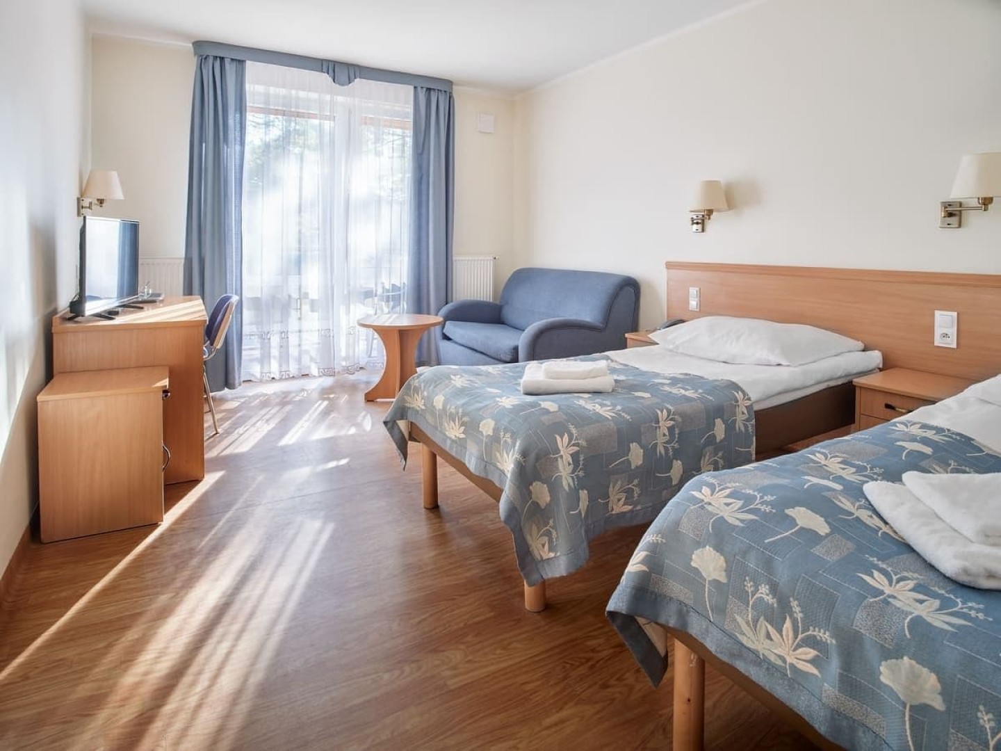 Planujesz wakacje nad polskim morzem? Rozważ turnusy rehabilitacyjne w Zdrowotelu