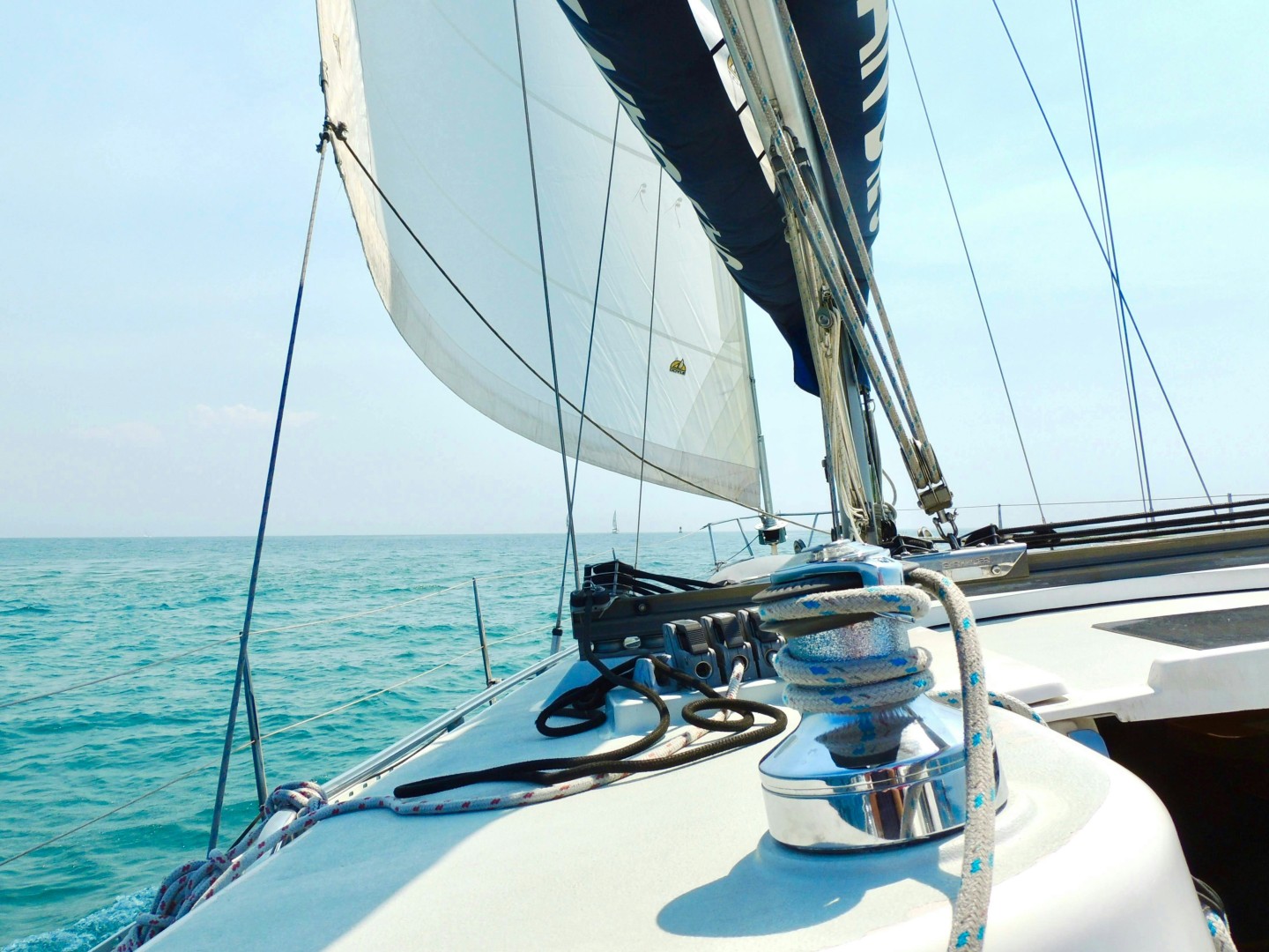 Kurs żeglarski w praktyce – co obejmuje program szkolenia?