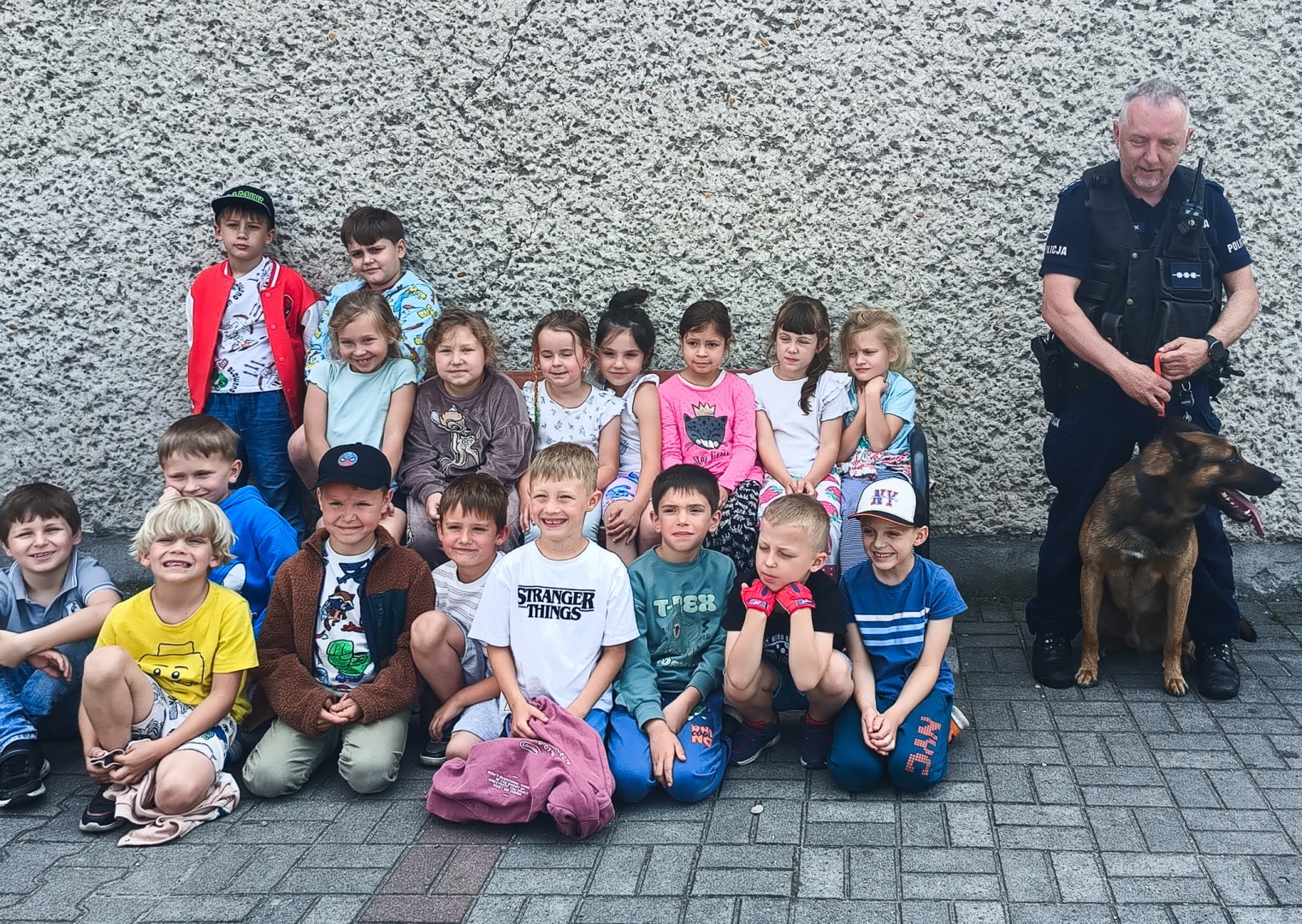 Policyjne czworonogi w akcji – niezwykłe spotkanie w szkole w Rudach