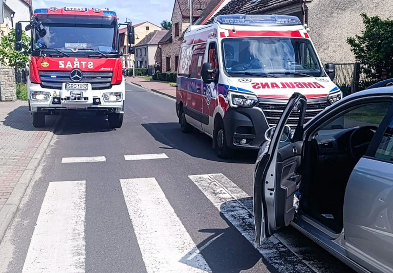 Trzy interwencje jednego dnia: smolista plama, kolizja i dramat za zamkniętymi drzwiami