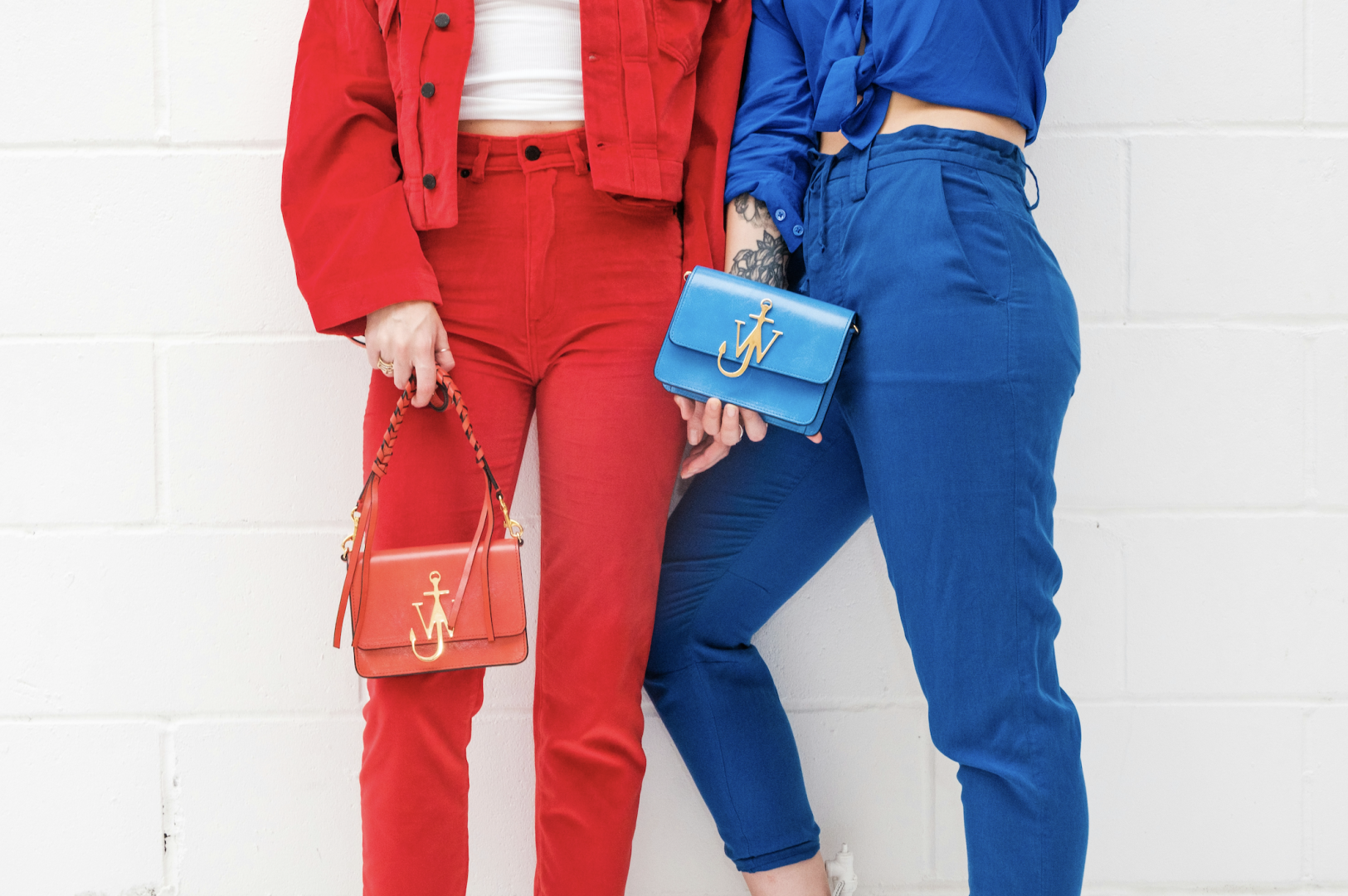 Stylowe i praktyczne: dlaczego komplety damskie podbijają ulice i media społecznościowe