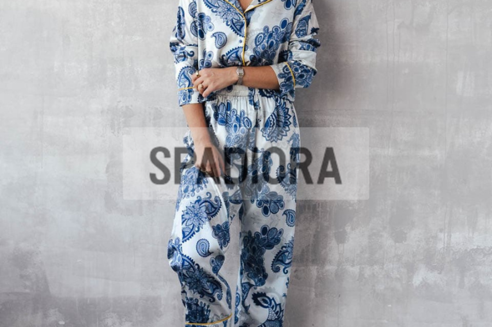 Prezent dla kobiety - elegancja i funkcjonalność w jedwabnej satynowej piżamie