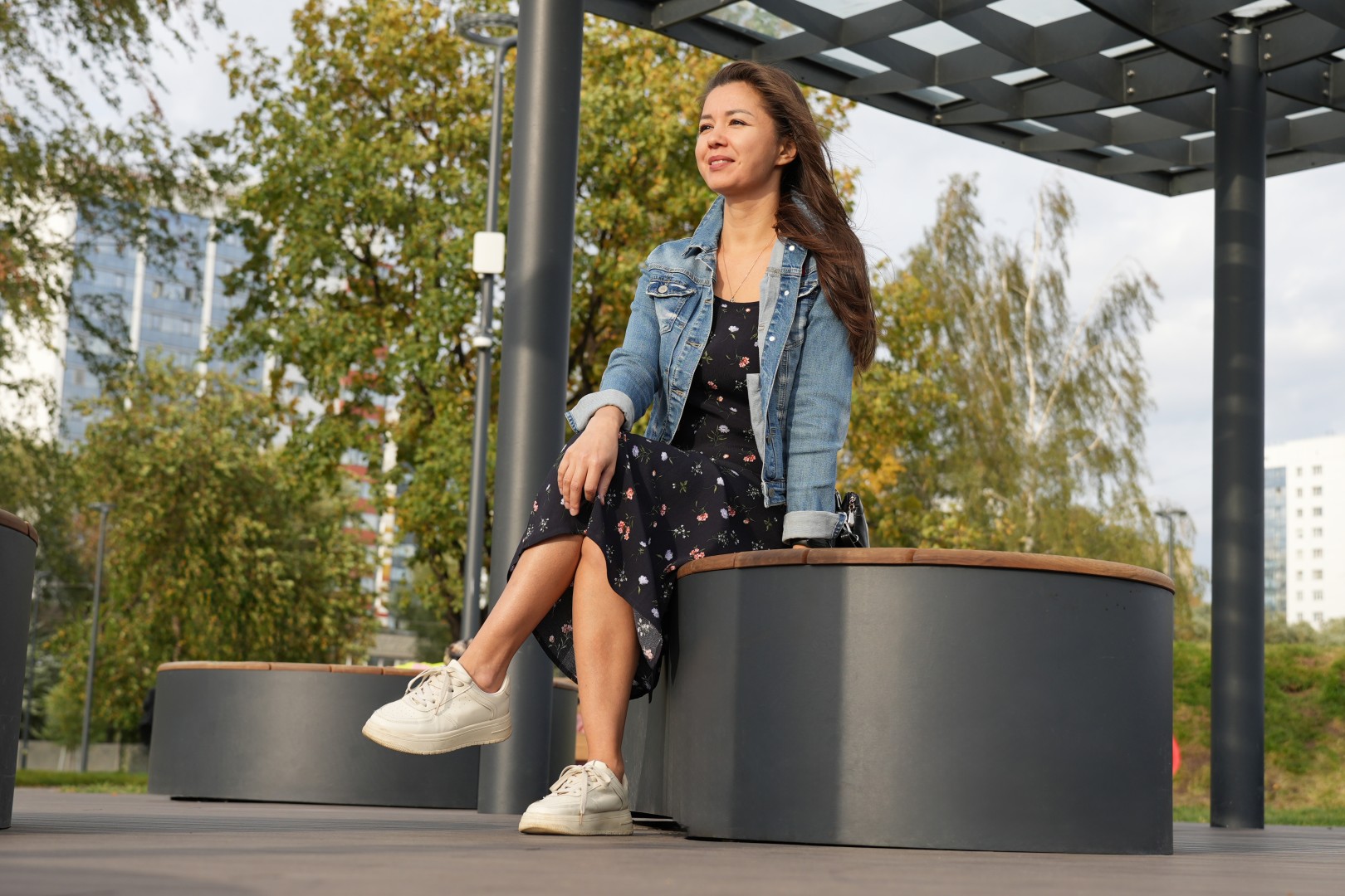 Jak nosić sneakersy z sukienką? Przełam schematy w letnich stylizacjach