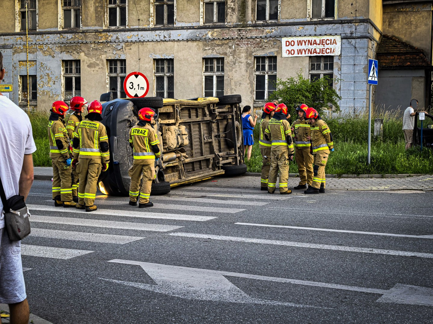 Wypadek przy raciborskim więzieniu. Zderzenie dostawczego mercedesa z kią