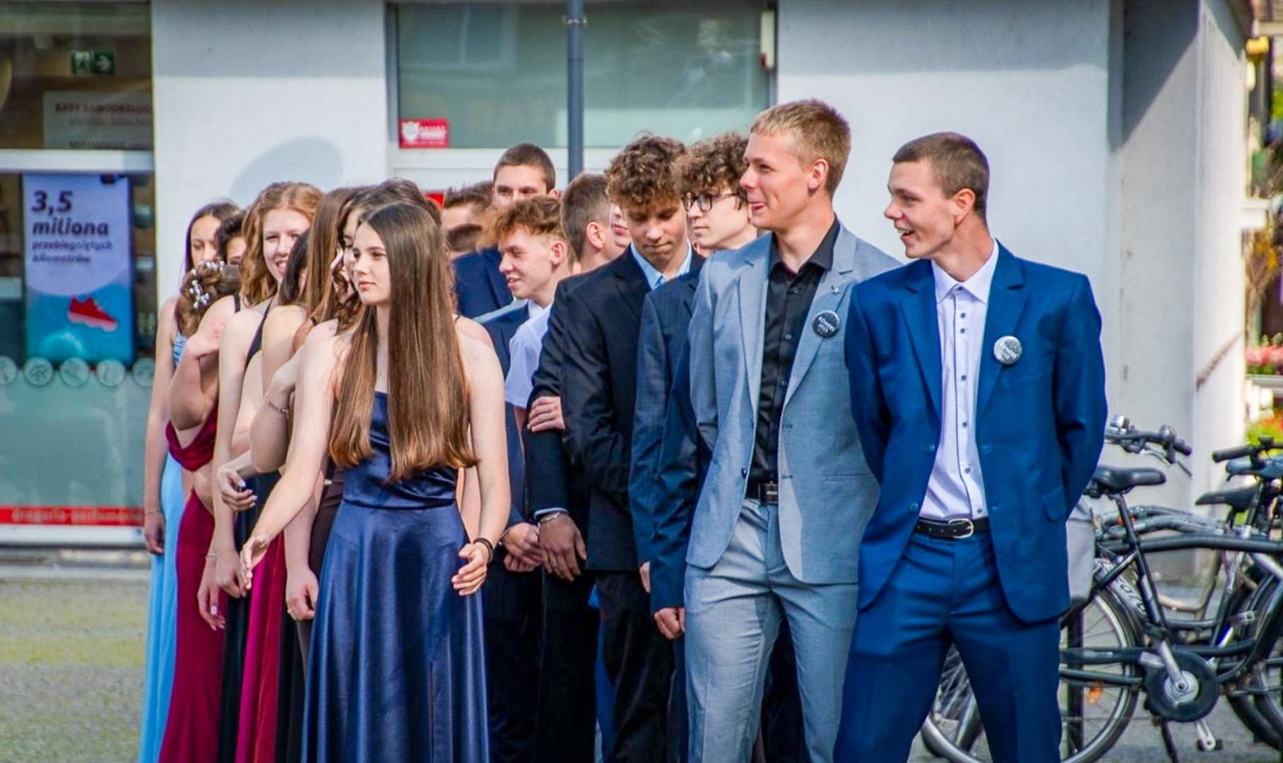 Polonez ósmoklasistów SP 15 na raciborskim rynku