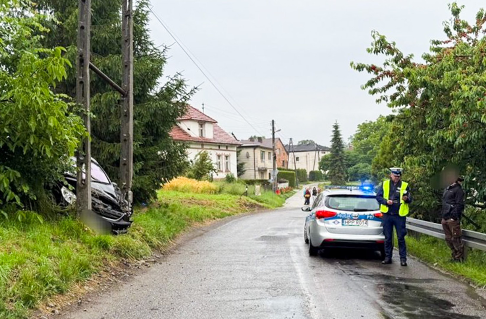 Nietrzeźwy kierowca uderzył w słup energetyczny w Brzeźnicy – miał blisko 1,5 promila [FOTO]